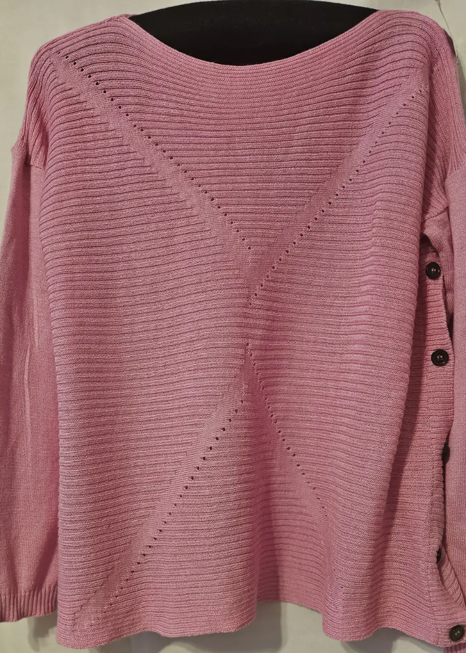 Sweater largo de punto rosa con detalle en V y botones en el lateral. Ideal para un look casual y cómodo.