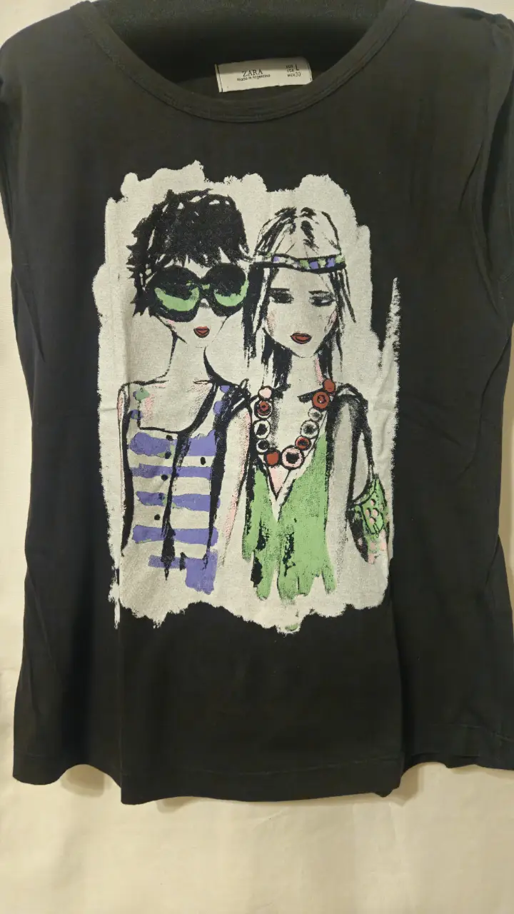 Musculosa negra de Zara con estampado de dos chicas estilo ilustración. Talle L, ideal para un look casual y canchero.