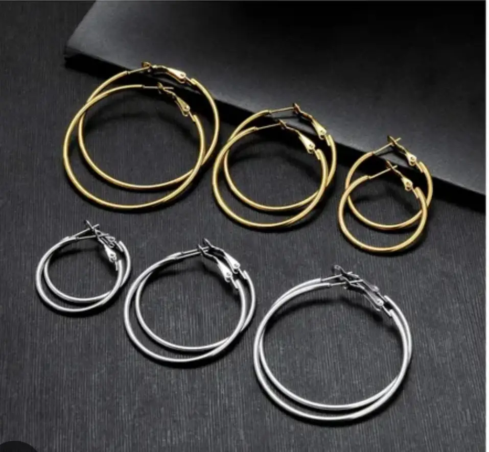 Set de aros de diferentes tamaños, dorados y plateados. Incluye aros de argolla de distintos diámetros.