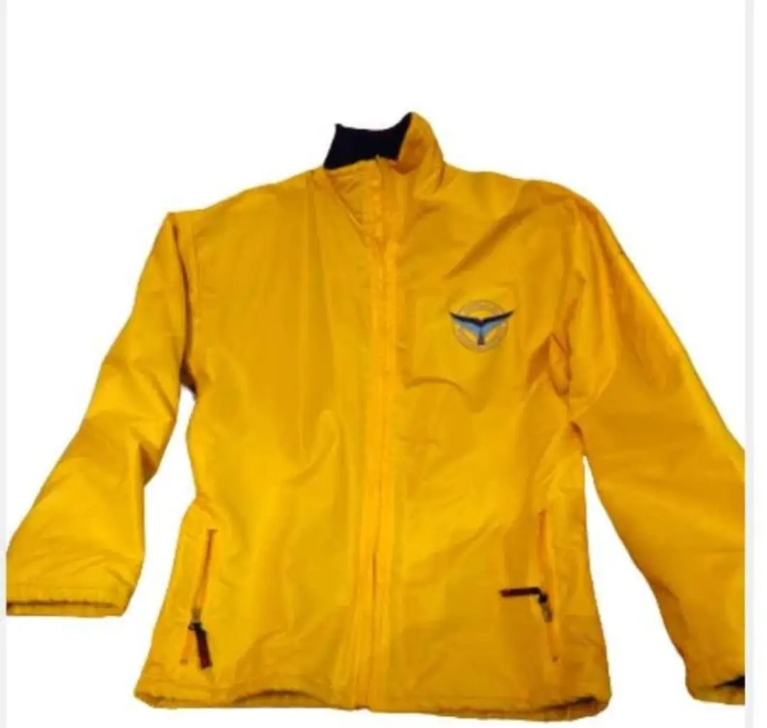 Campera deportiva amarilla con cierre y logo en el pecho y espalda. Ideal para actividades al aire libre.