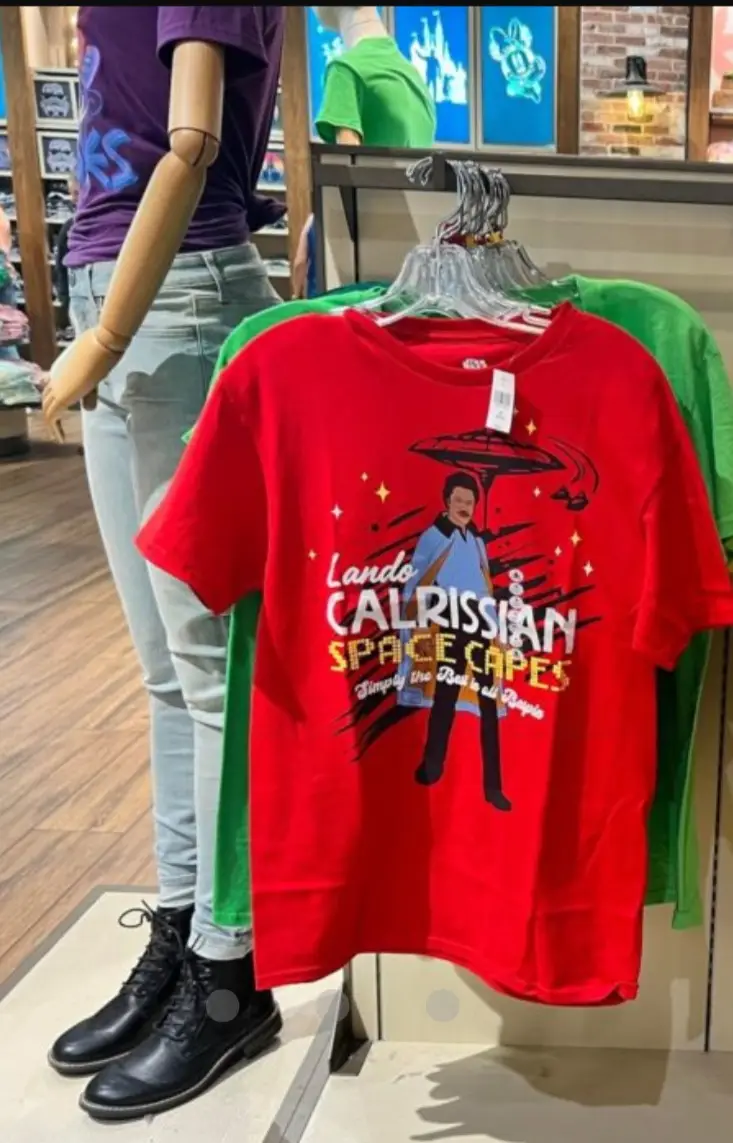 Remera roja de manga corta con estampado de Lando Calrissian y la frase "Lando Calrissian Space Capes". Ideal para fans de Star Wars y para un look casual y divertido.
