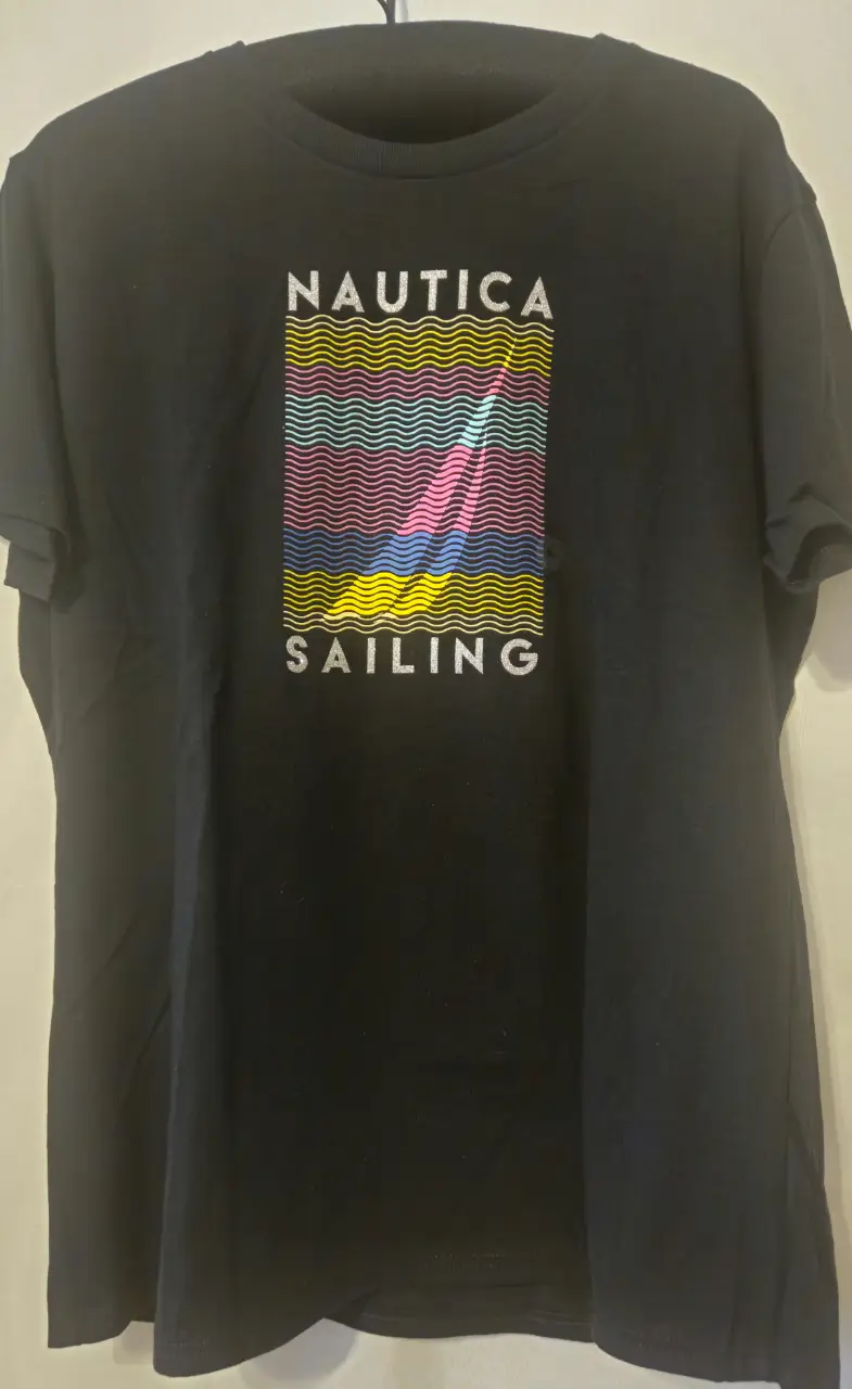 Remera negra de hombre con estampado Nautica Sailing. Diseño con logo y detalles coloridos. Ideal para un look casual y cómodo.