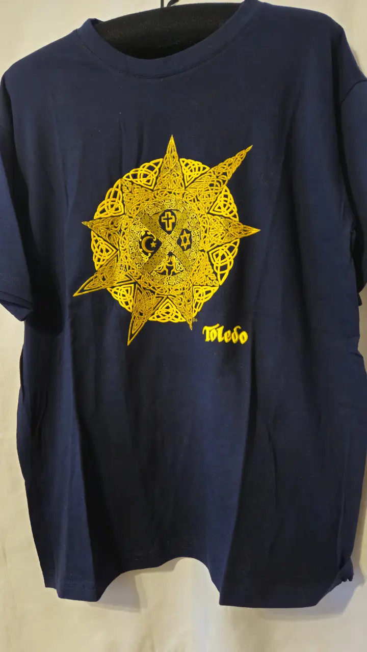 Remera de hombre azul marino con estampado dorado. Diseño con motivos celtas y la palabra 'Toledo'. Ideal para un look casual y con estilo.