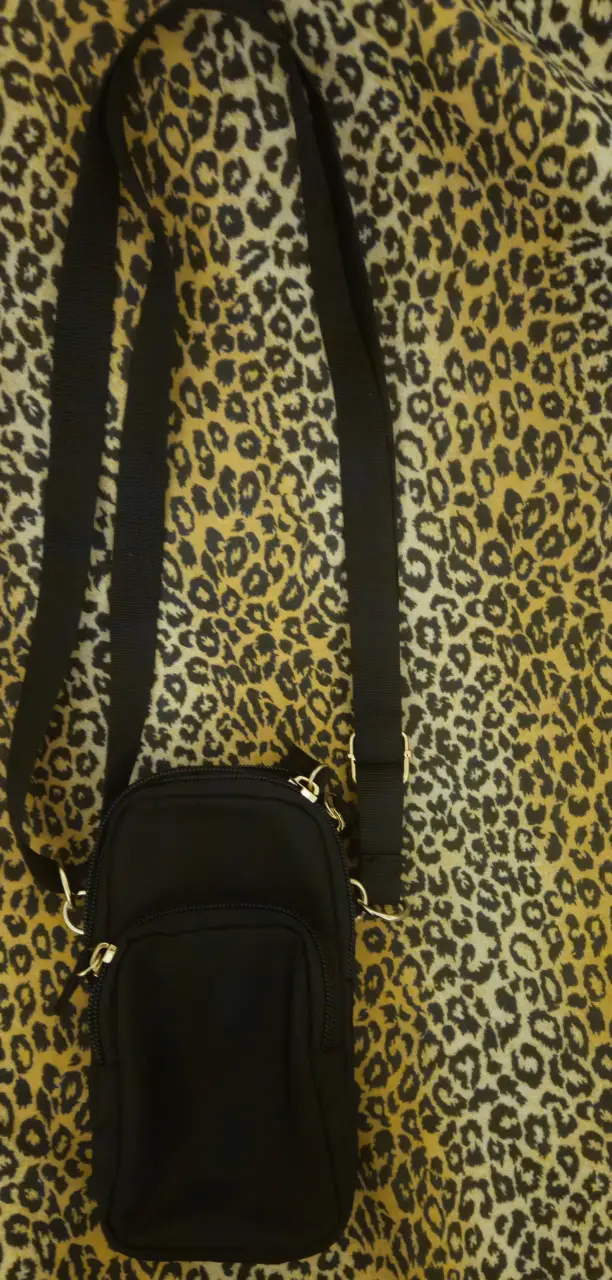 Bandolera negra con correa ajustable. Ideal para llevar lo esencial con estilo y comodidad. Perfecta para el día a día.