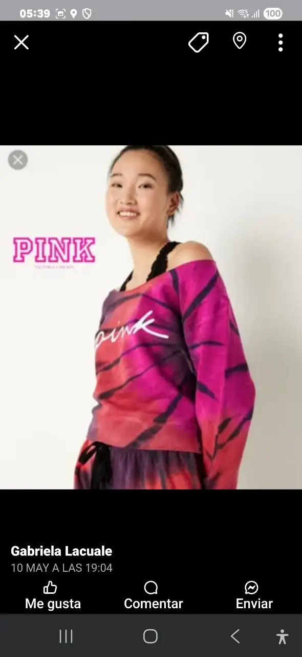 Buzo de cuello redondo para mujer, con estampado "pink" en la parte delantera. Diseño tie-dye en tonos rosa y fucsia. Ideal para un look casual y cómodo.