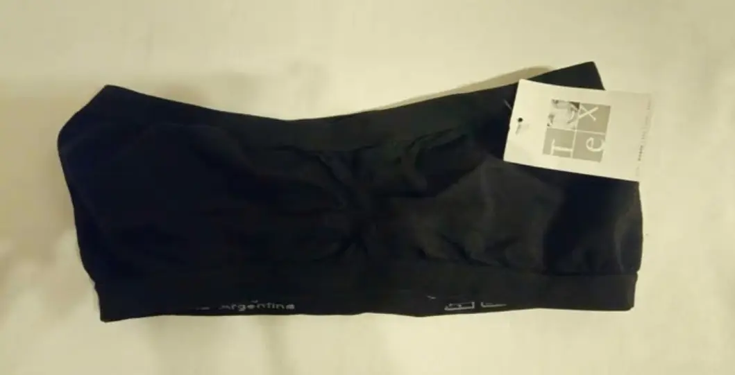 Corpiño bandeau negro, sin costuras, con etiqueta. Talle 4.