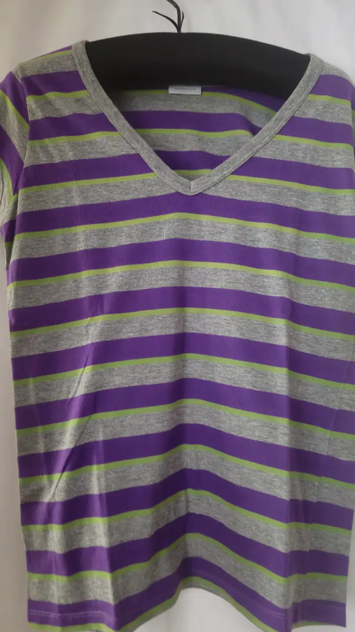 Remera de mujer con cuello en V y rayas horizontales en gris, violeta y verde. Marca Yagmour, talle 3. Confeccionada en 100% algodón.