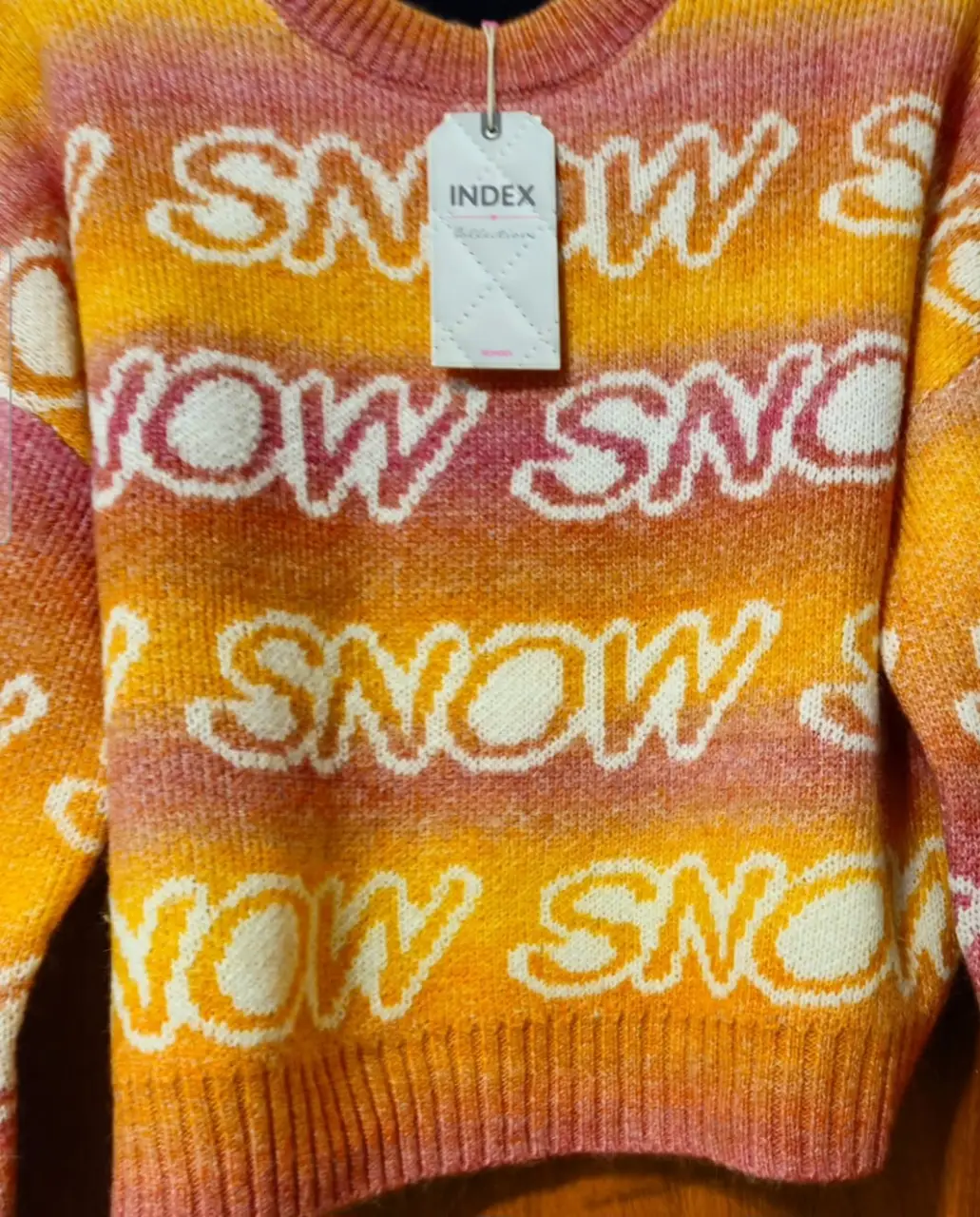 Sweater de mujer con estampado "SNOW" en relieve. De cuello redondo y manga larga. Ideal para un look casual y abrigado en invierno.