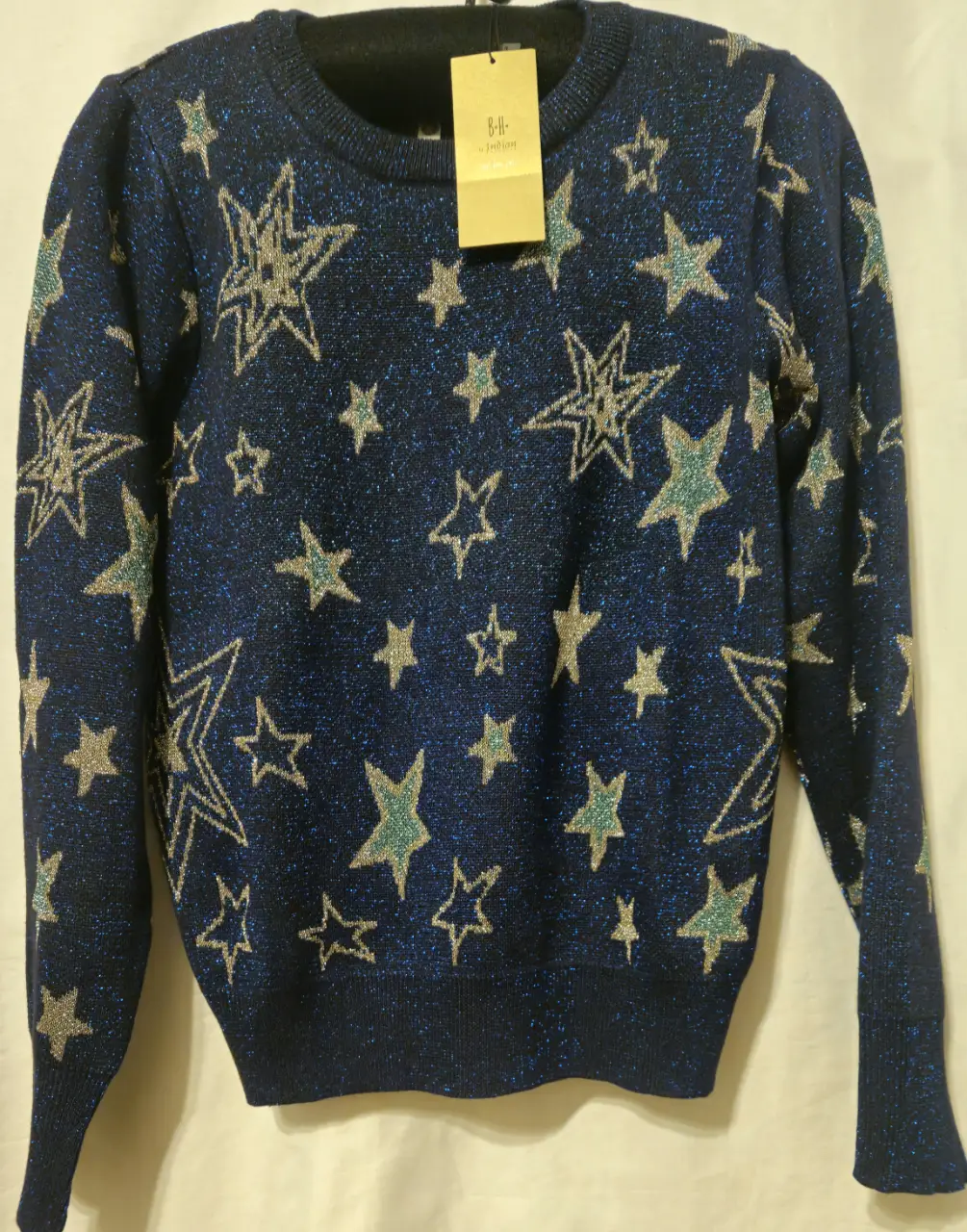 Sweater azul con diseño de estrellas doradas y celestes. Ideal para un look casual y canchero.