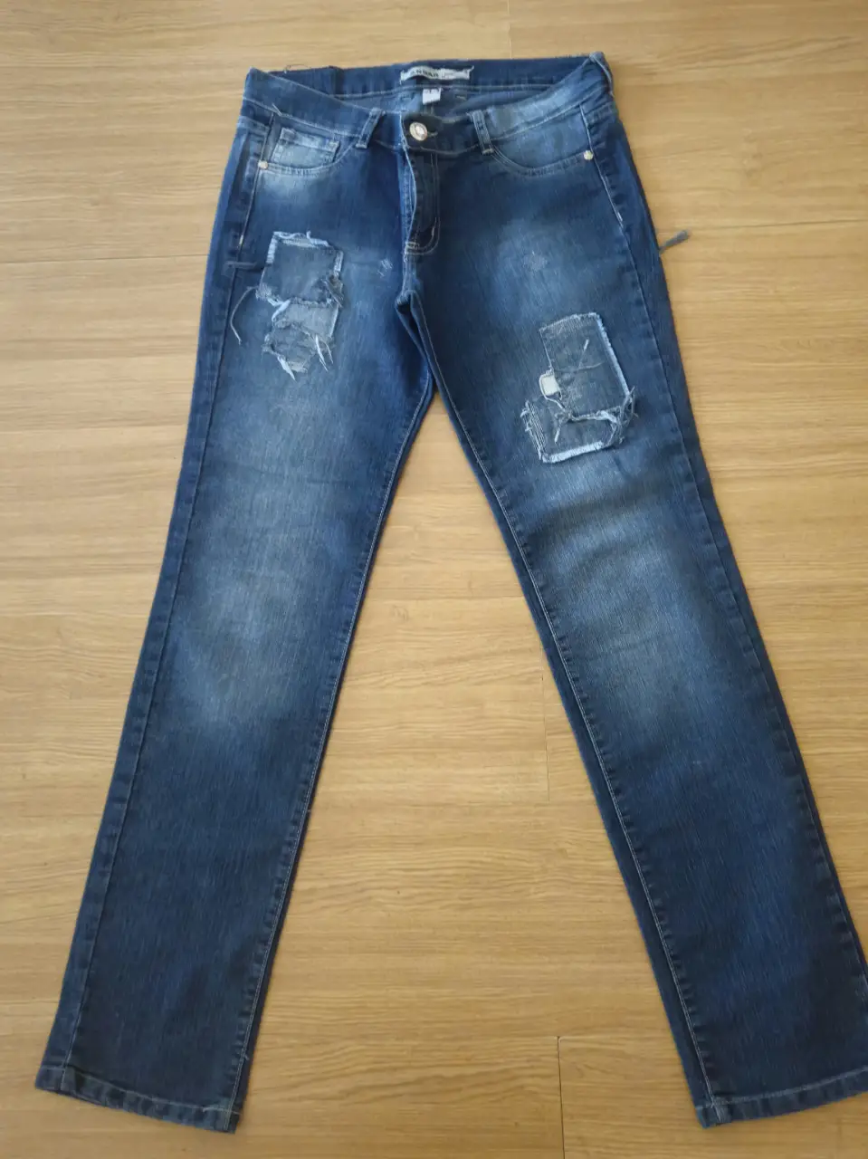 Jeans de mujer, corte recto, con detalles de roturas y parches. Talle 44, de la marca Andar Jeans.