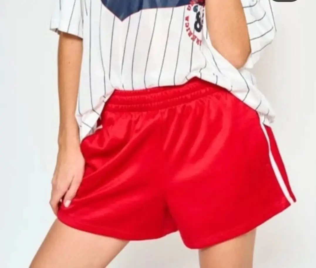 Short deportivo de satén rojo con detalles en blanco. Ideal para un look casual y cómodo.