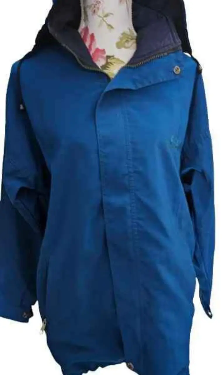 Campera deportiva azul con capucha y cierre. Ideal para actividades al aire libre o uso diario. Posee un logo bordado en el pecho.Reversible, cuento con dos unidades.