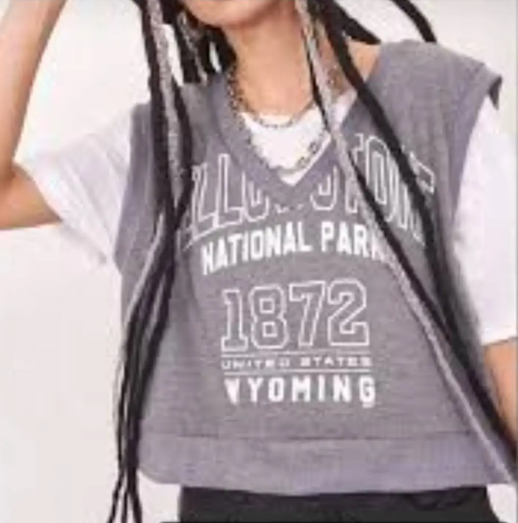Chaleco de tejido de punto gris con estampado "Yellowstone National Park 1872 United States Wyoming". Cuello en V y corte cropped. Ideal para un look casual y moderno.