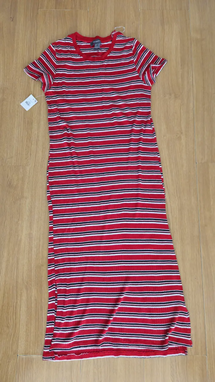 Vestido midi a rayas rojas y blancas, con mangas cortas y cuello redondo. Ideal para un look casual y cómodo.