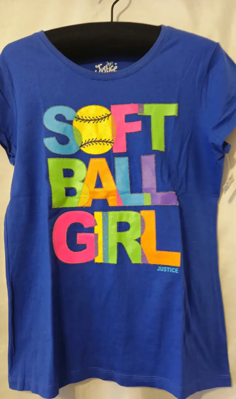 Remera de niña azul con estampado de "Softball Girl" en colores vibrantes. Ideal para las amantes del softbol.