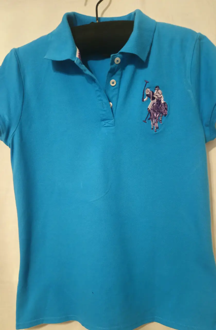 Remera polo de mujer , color azul turquesa, con logo de la marca en el pecho y número 3 en la manga. Ideal para un look casual y deportivo.Medida de sisa a sisa 42 cm, largo 64 cm . Excelente estado.