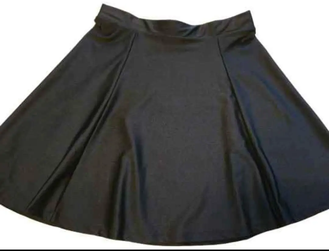 Pollera larga negra de la marca Y-Lovers, ideal para un look elegante y versátil. Confeccionada en un tejido suave y fluido, esta pollera es perfecta para cualquier ocasión.