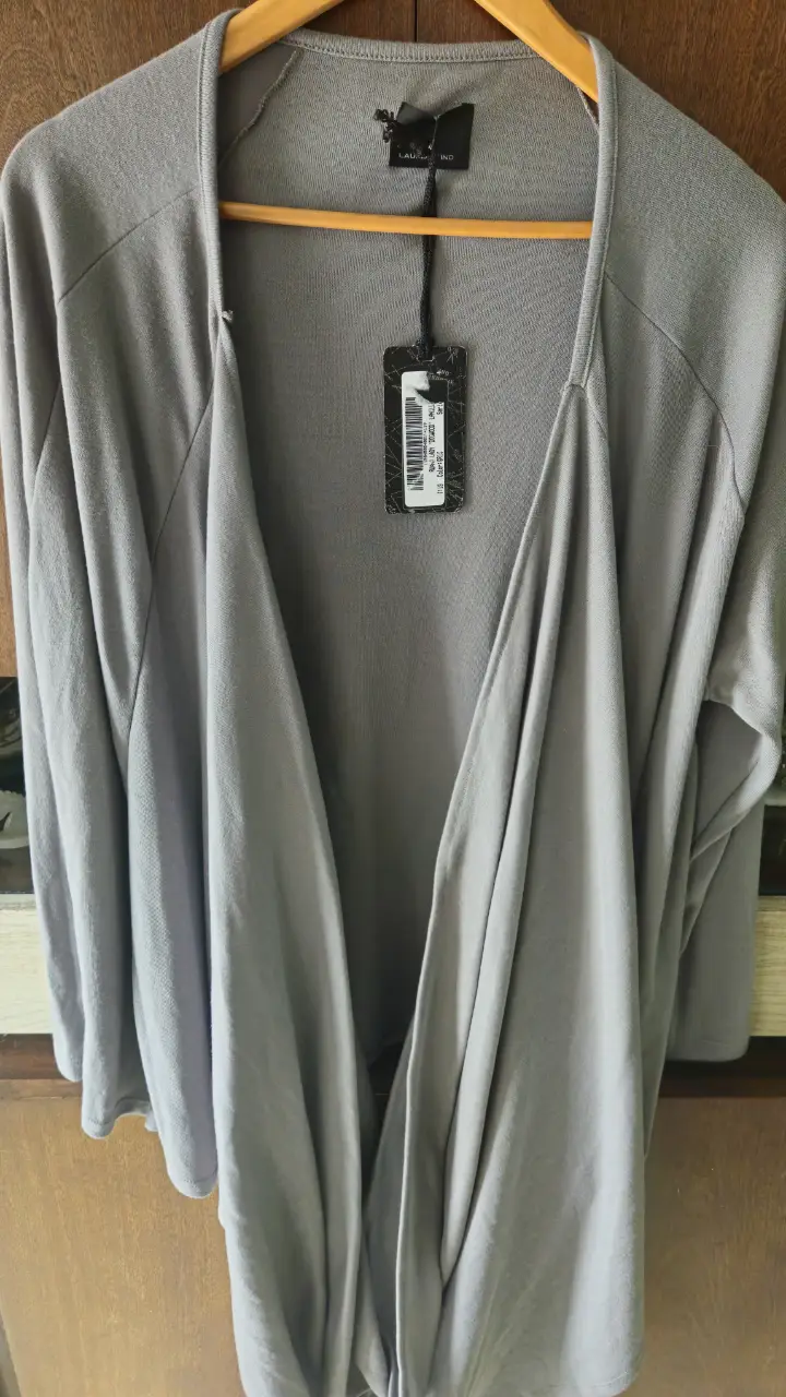 Cardigan abierto de mujer, color gris, de la marca Laundry Inc. Ideal para un look casual y cómodo.