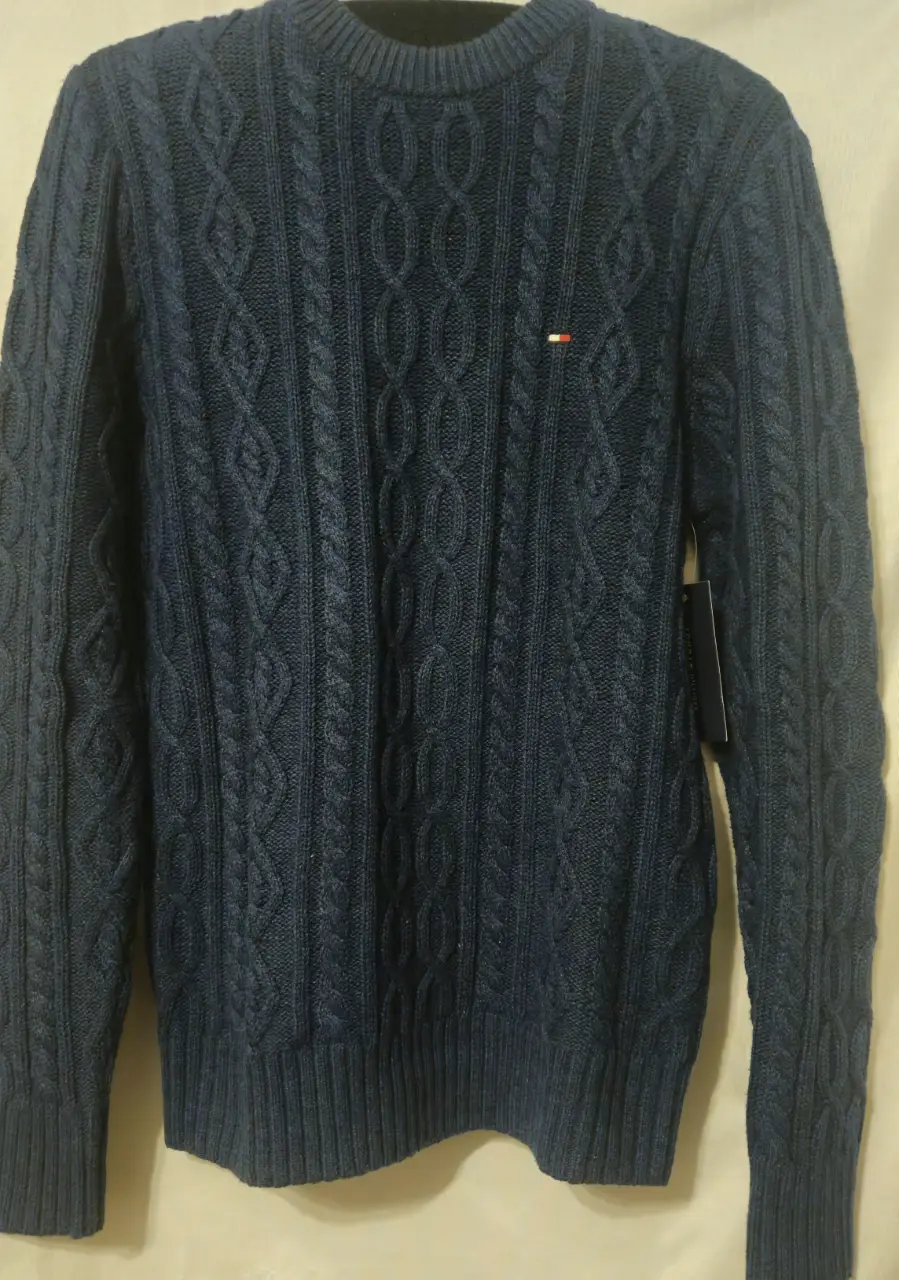 Sweater de hombre azul marino con diseño de trenzas. Ideal para un look casual y abrigado. Perfecto para el invierno.