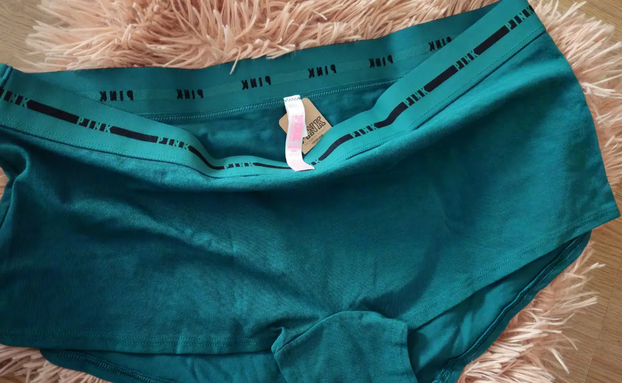 Bombacha de mujer de la marca Pink, de color verde oscuro. Talle XXL. Ideal para uso diario.