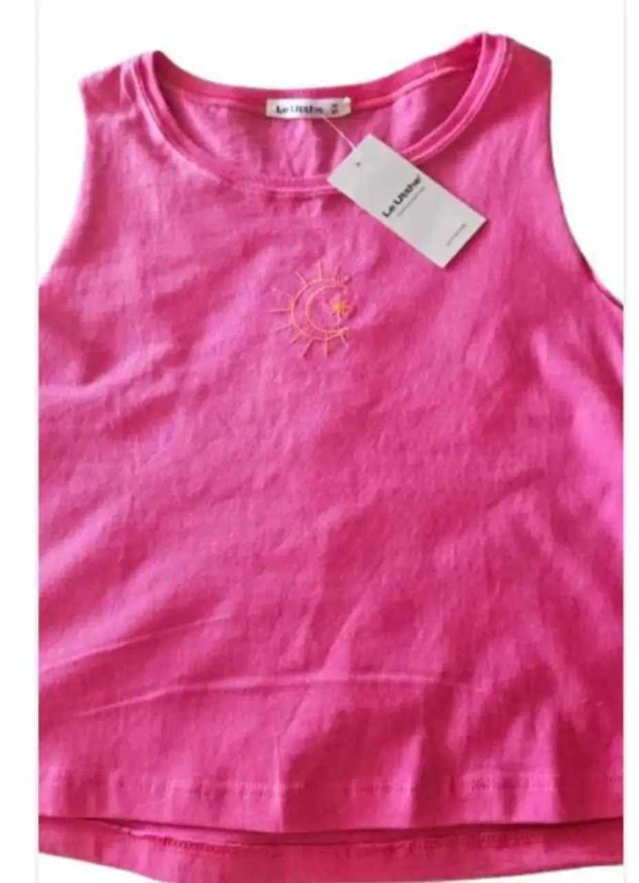 Top de mujer de color rosa, sin mangas, con un bordado de sol y luna. Ideal para un look casual y fresco.