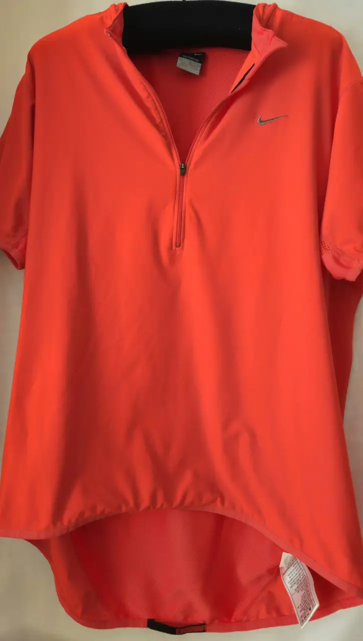 Remera deportiva Nike Sphere Dry naranja, con cierre frontal y logo de la marca. Ideal para running y entrenamientos.