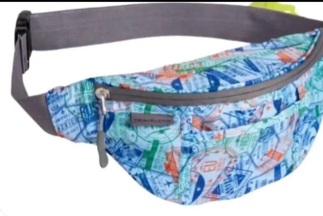 Riñonera estampada con motivos de sellos postales en tonos azules y detalles en gris. Ideal para llevar lo esencial con estilo y comodidad.