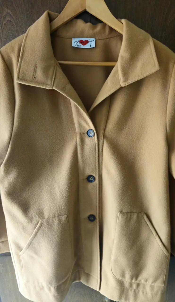Campera de paño color marrón con botones y bolsillos. Ideal para un look casual y abrigado.