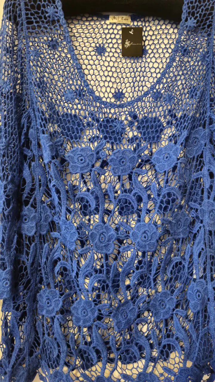 Blusa de encaje azul, ideal para un look bohemio y fresco. Perfecta para combinar con jeans o faldas.