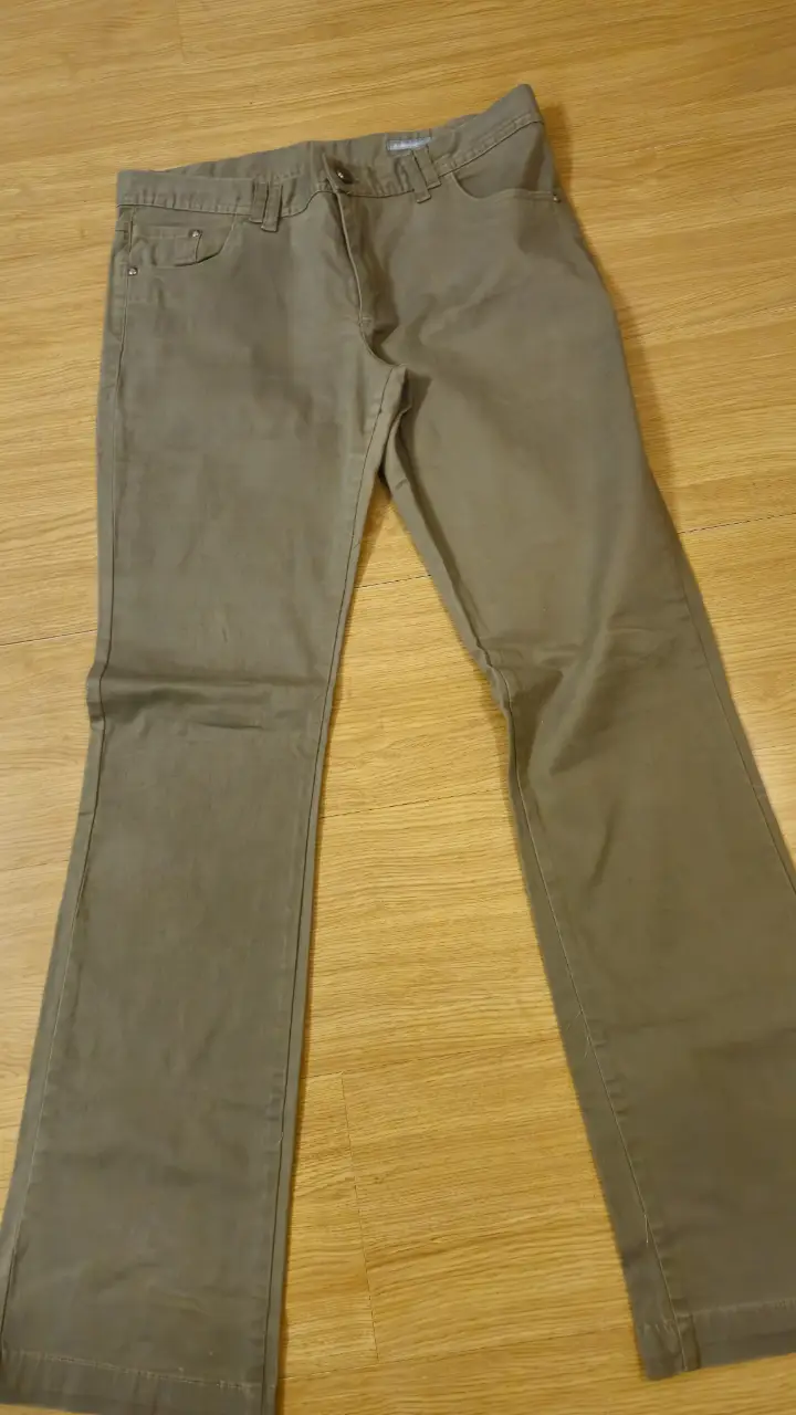 Pantalón chino de hombre color khaki, de la marca Yagmour. Talle 31. Ideal para un look casual y versátil.