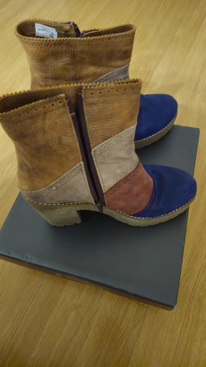 Botines de mujer Woodland, de cuero y gamuza, con cierre lateral y taco ancho. Diseño multicolor y detalles artesanales.