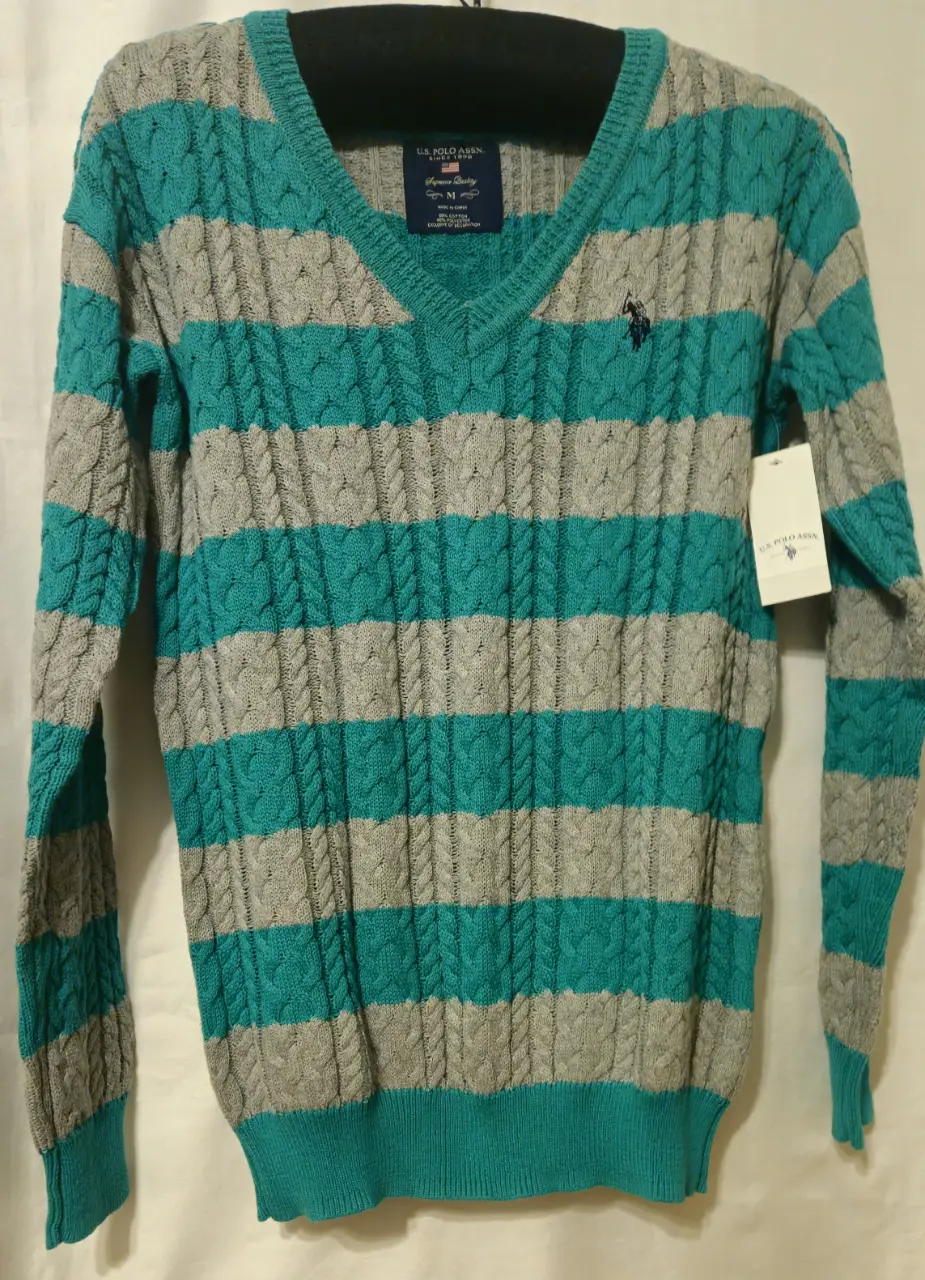 Sweater de mujer  U.S. Polo Assn. a rayas horizontales en color gris y verde. Confeccionado en algodón y poliéster, de cuello en V y talle M.