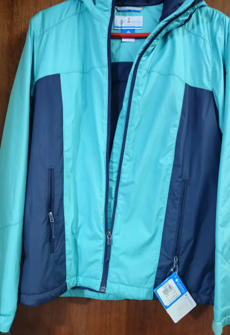 Campera Columbia para mujer, rompevientos con capucha, color celeste y azul marino, con cierre y bolsillos.