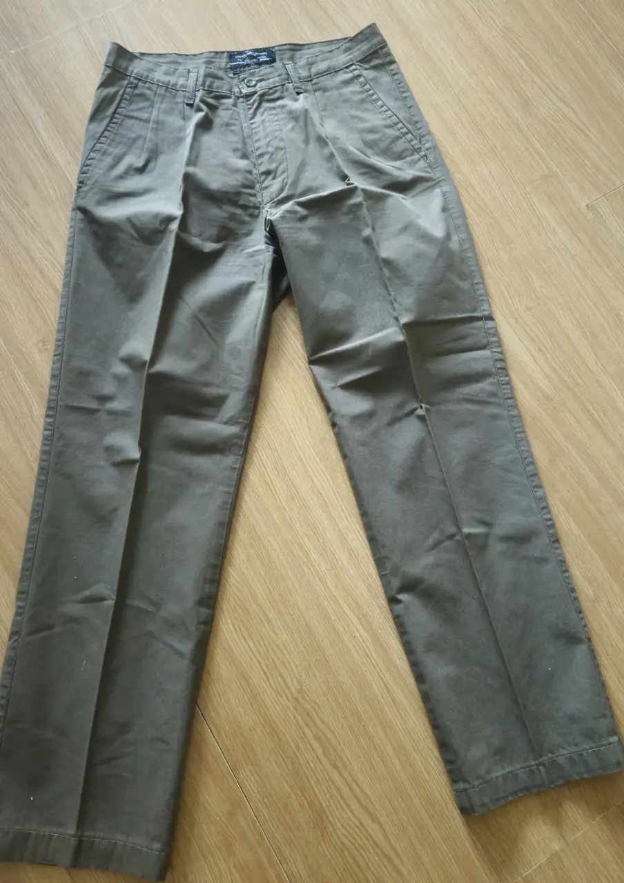 Pantalón chino de hombre, color khaki, con pinzas y corte recto. Ideal para un look casual y versátil.