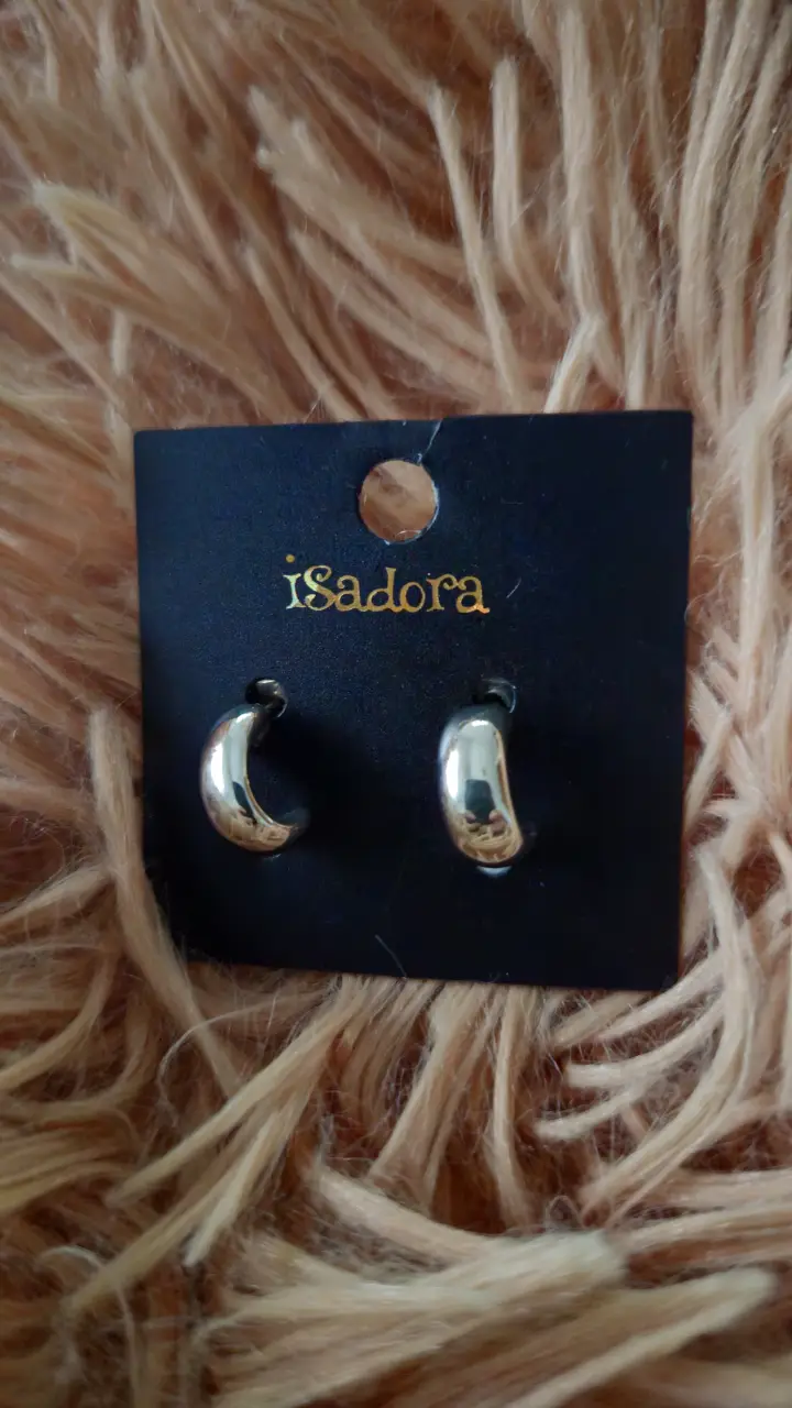 Aros argolla de la marca Isadora, color plateado. Diseño moderno y elegante, ideales para cualquier ocasión.