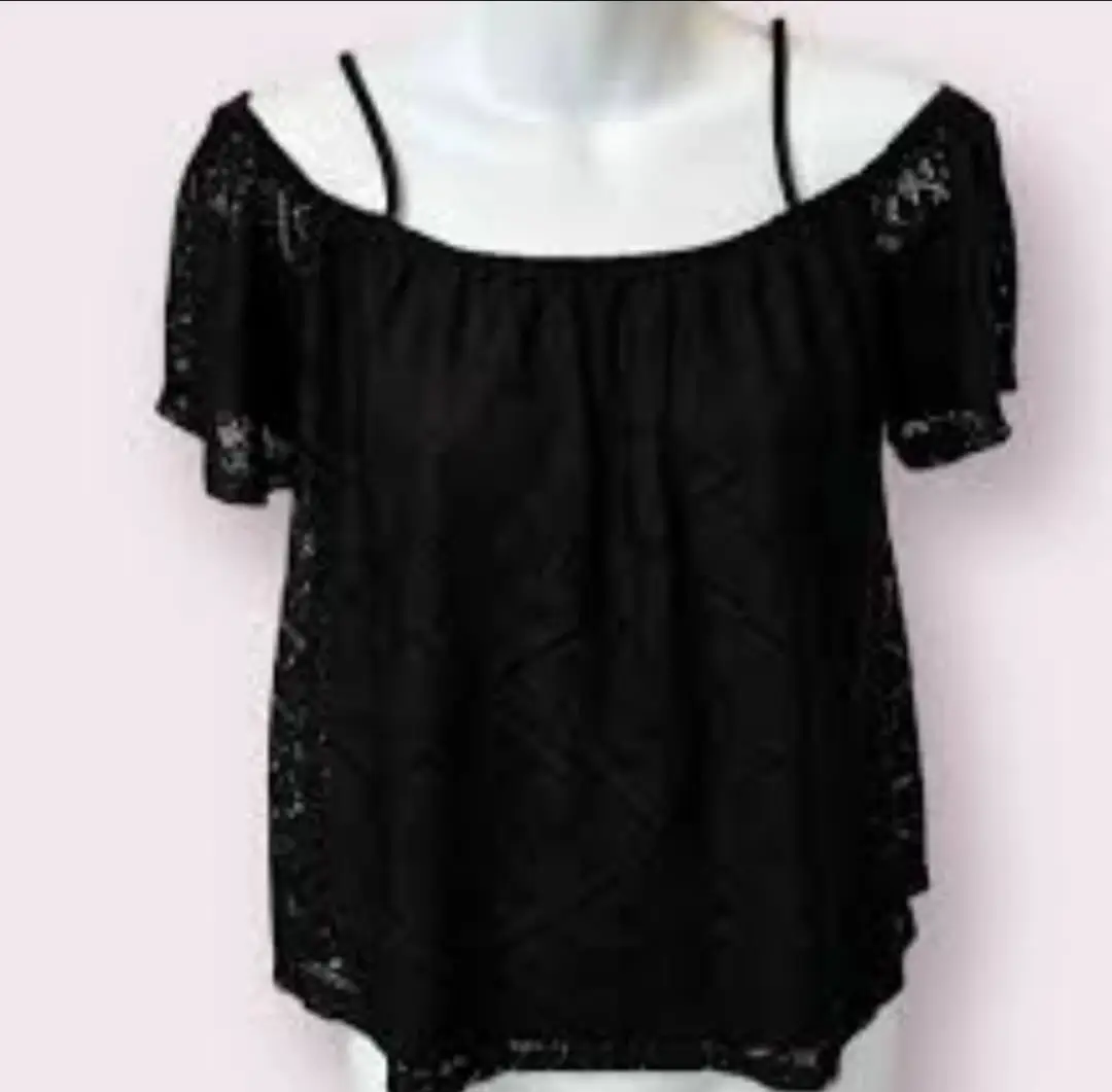 Top negro con encaje, ideal para una salida o fiesta. Diseño off-shoulder con tiras finas y mangas cortas.