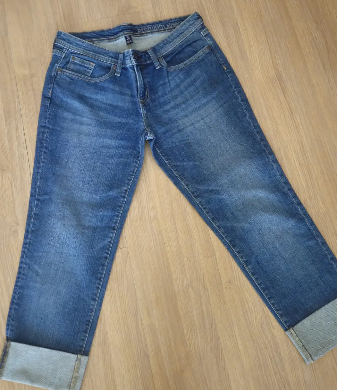 Jeans GAP Premium Straight de mujer, tiro medio, corte recto, con dobladillo en el bajo. Talle 8/29. Excelente Estado.