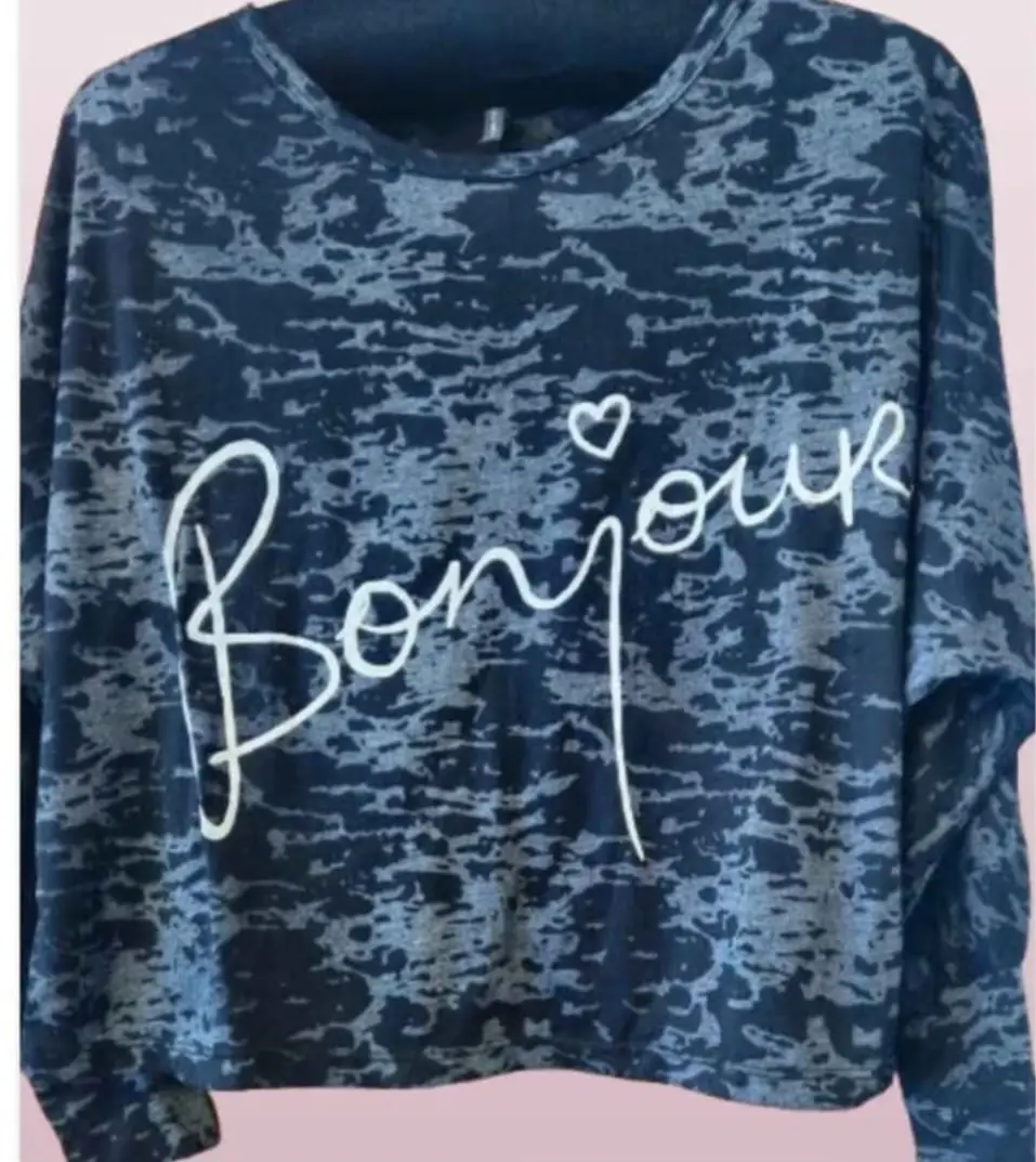 Buzo de cuello redondo con estampado "Bonjour" en color blanco. Ideal para un look casual y cómodo.