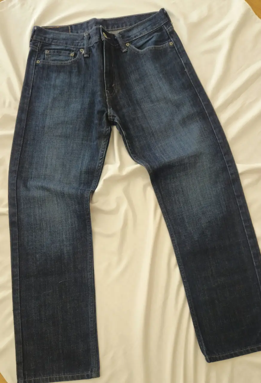 Jeans rectos de hombre, color azul oscuro, talle W32 L30, de la marca Levi Strauss & Co. Modelo 504. Ideal para un look casual y cómodo.