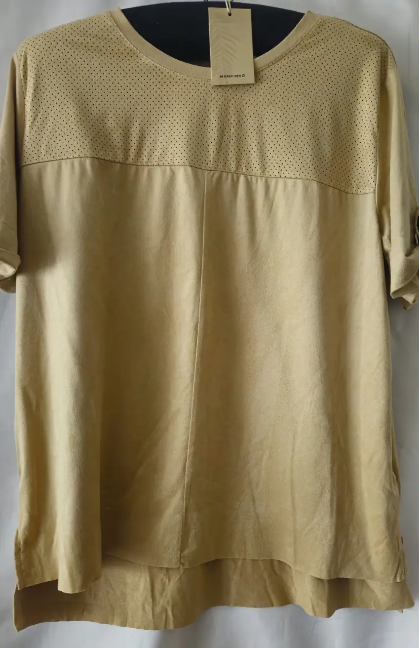 Blusa de mujer color khaki con detalle perforado en la parte superior. Diseño elegante y versátil, ideal para combinar con diferentes outfits.