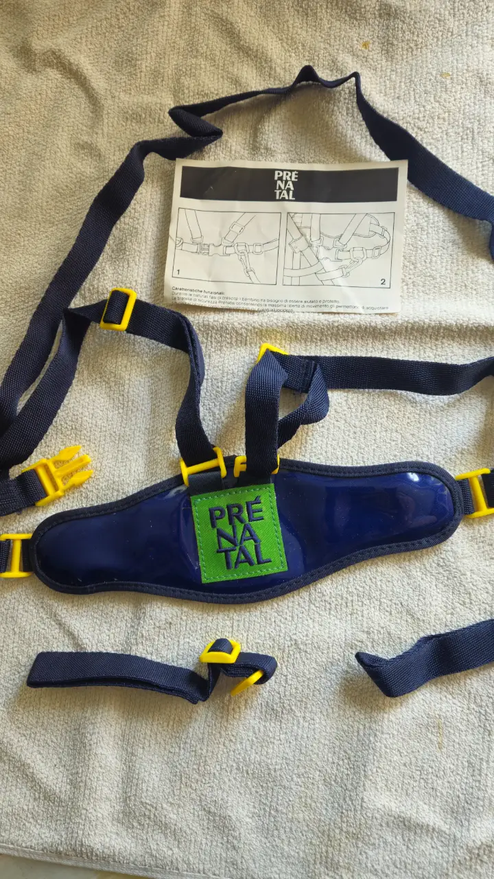 Arnés de seguridad para bebés de la marca Prenatal. Incluye arnés, correas ajustables y manual de instrucciones. Ideal para mantener a tu bebé seguro y con libertad de movimiento.