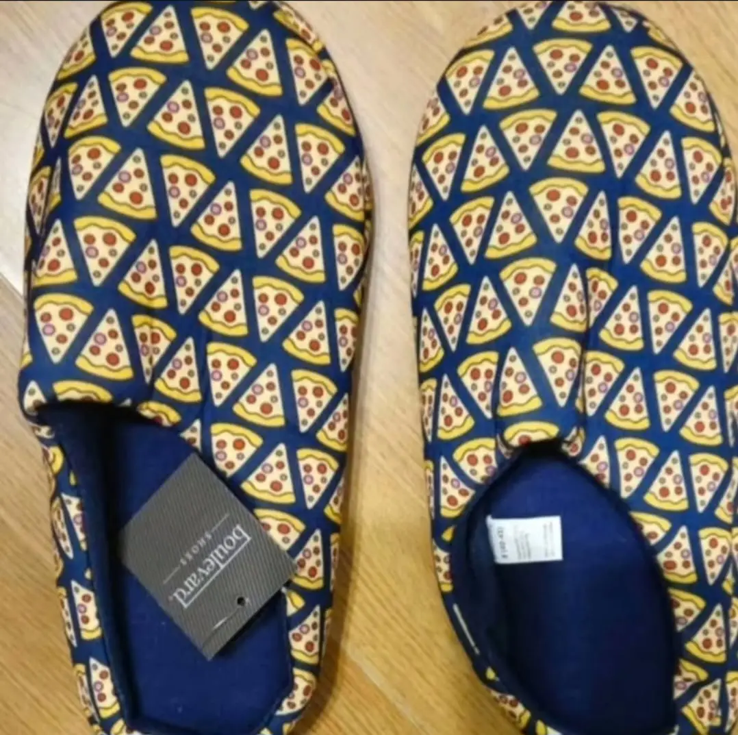 Pantuflas de hombre con estampado de pizza. Suela antideslizante y diseño cómodo para estar en casa. Marca Boulevard Shoes.