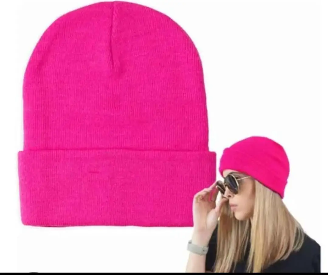Gorro tejido de color rosa, ideal para el invierno. Perfecto para completar tu look casual y mantenerte abrigado con estilo.