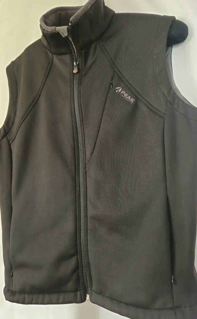 Chaleco Peak Performance negro, con cierre y bolsillos. Ideal para actividades al aire libre.