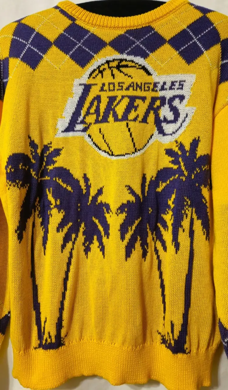 Sweater de hombre de los Lakers, con diseño retro. Color amarillo con detalles en azul y blanco. Estampado del logo del equipo y palmeras.