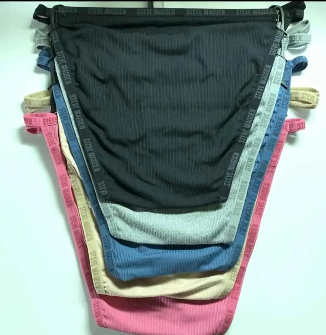 Bombacha de bikini de la marca Steve Madden. Diseño clásico con el logo de la marca en la cintura. Ideal para la playa o pileta.