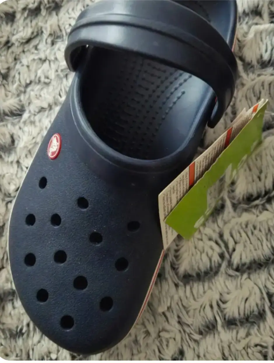 Zuecos Crocs azules con detalles en blanco y rojo. Ideales para un look casual y cómodo. Unisex . 