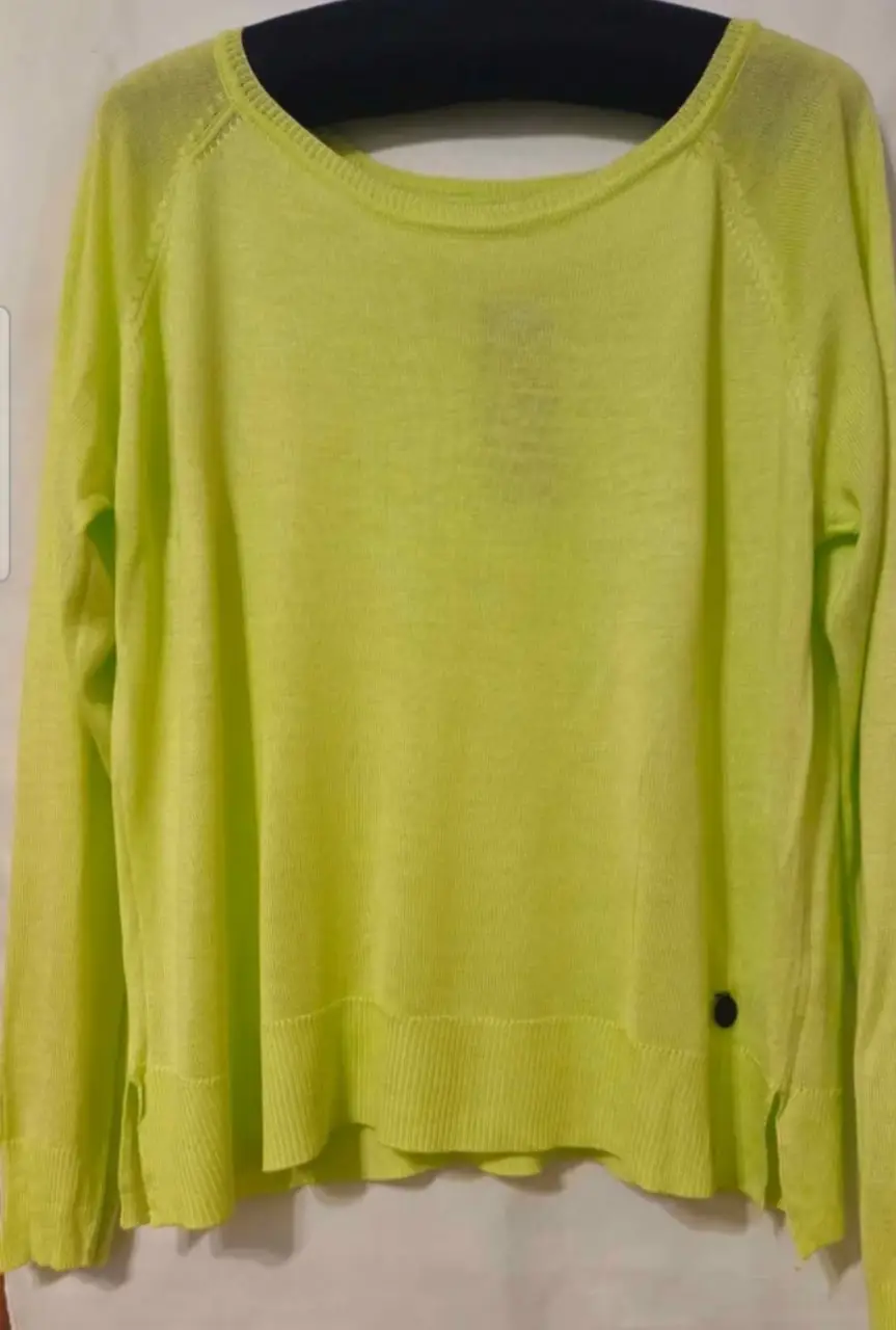 Sweater largo de mujer, color verde lima, de la marca Kimera. Confeccionado en tejido liviano, ideal para primavera/verano. Talle M.