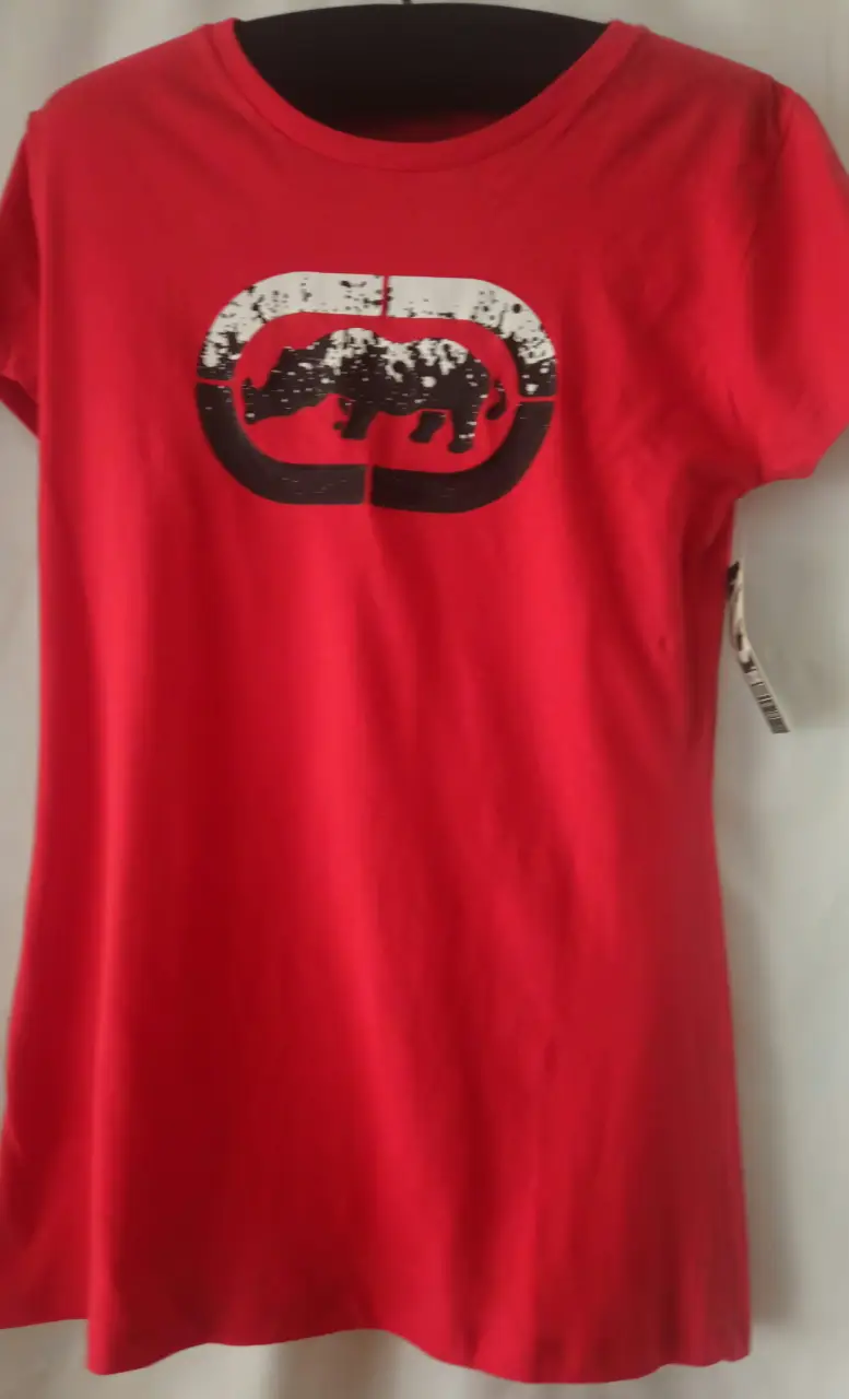 Remera roja de mujer  con estampado del logo de Ecko Unltd. en el frente. Talle s, confeccionada en 100% algodón. Sisa a sisa 40 cm , largo 70 cm.