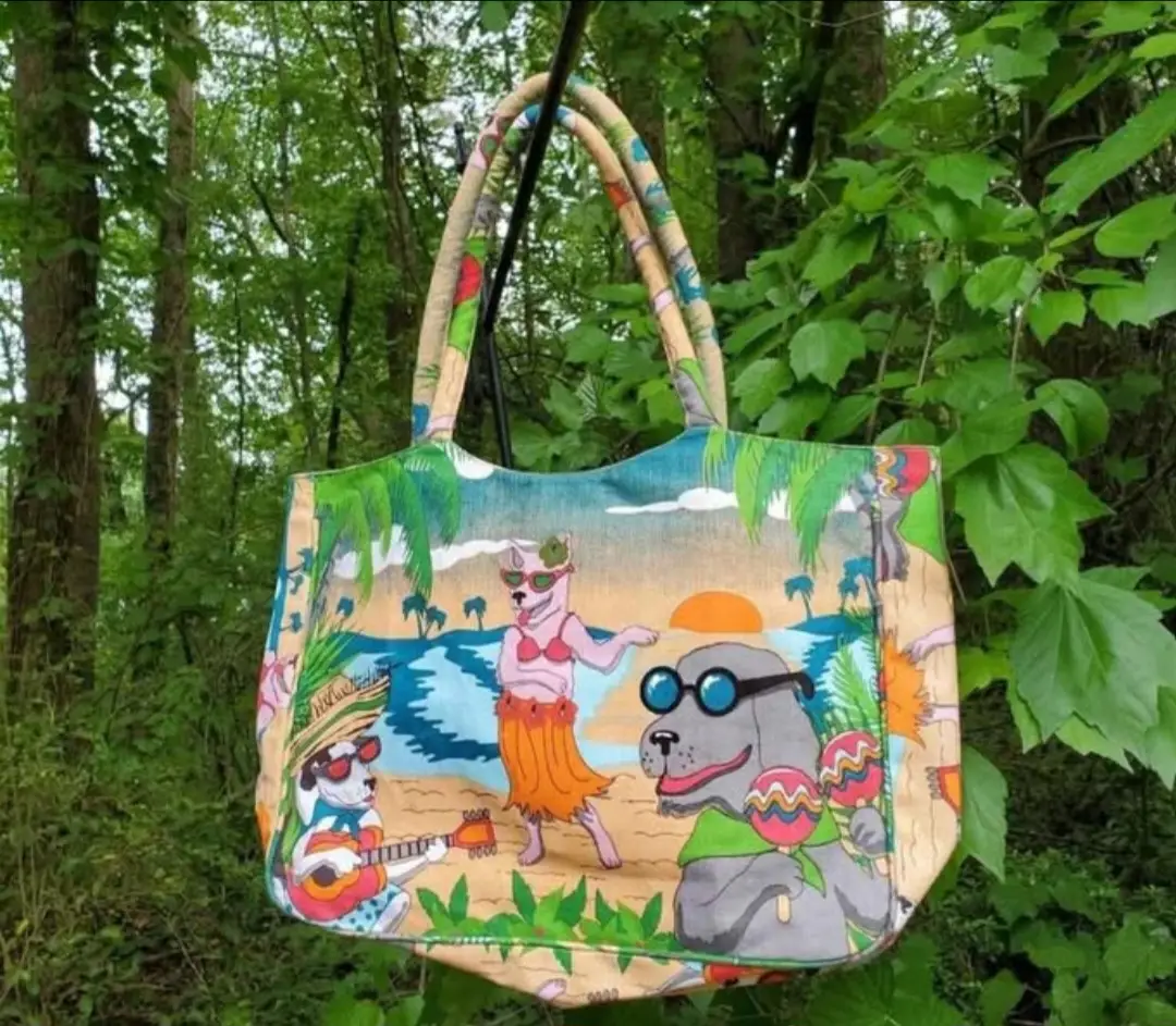 Bolso de playa con diseño de perros en la playa, ideal para llevar todo lo necesario para un día de sol y arena. Estampado vibrante y divertido. 50*40*25 cm , tela jeans , super resistente.